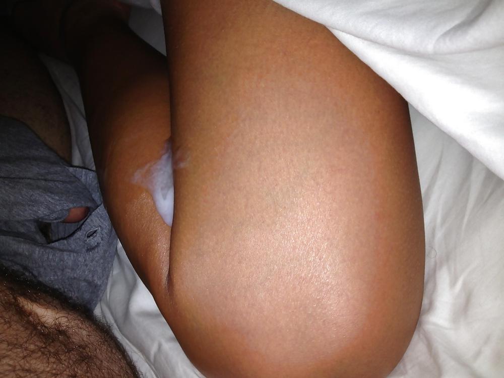21P Cumming on her legs!