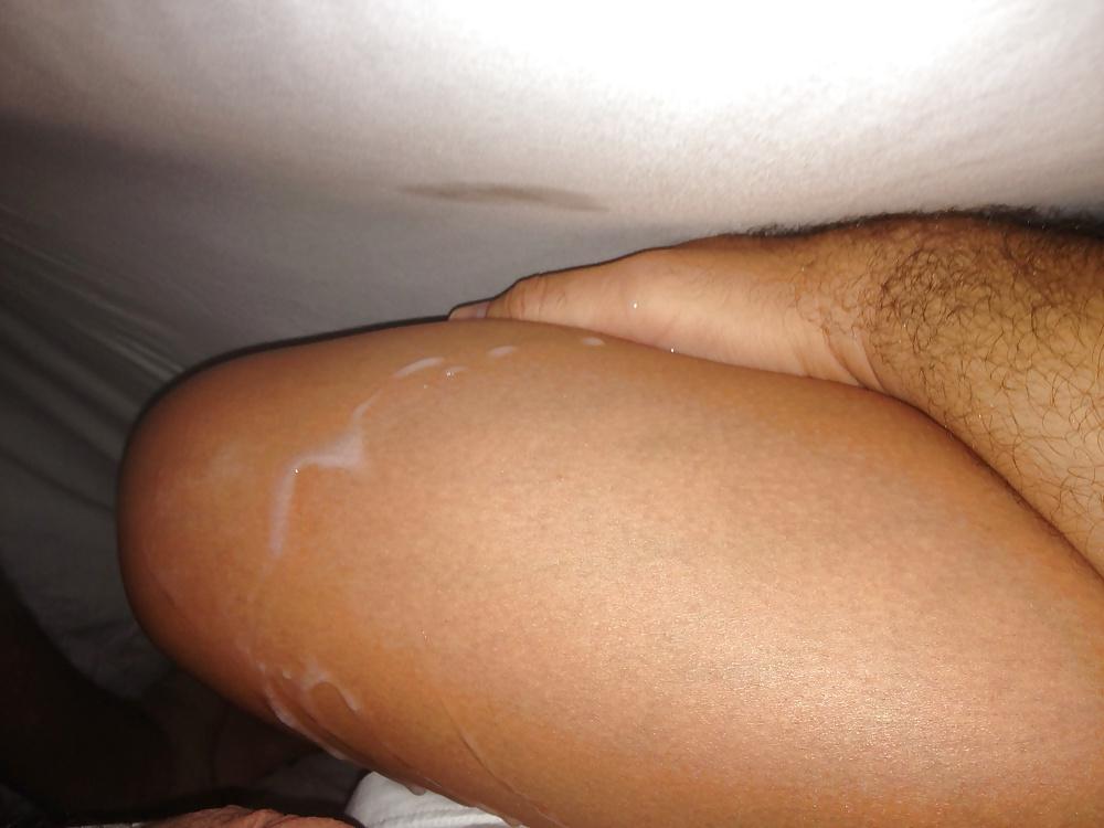 21P Cumming on her legs!