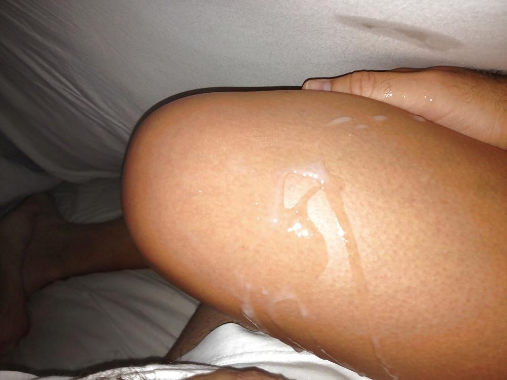 21P Cumming on her legs!