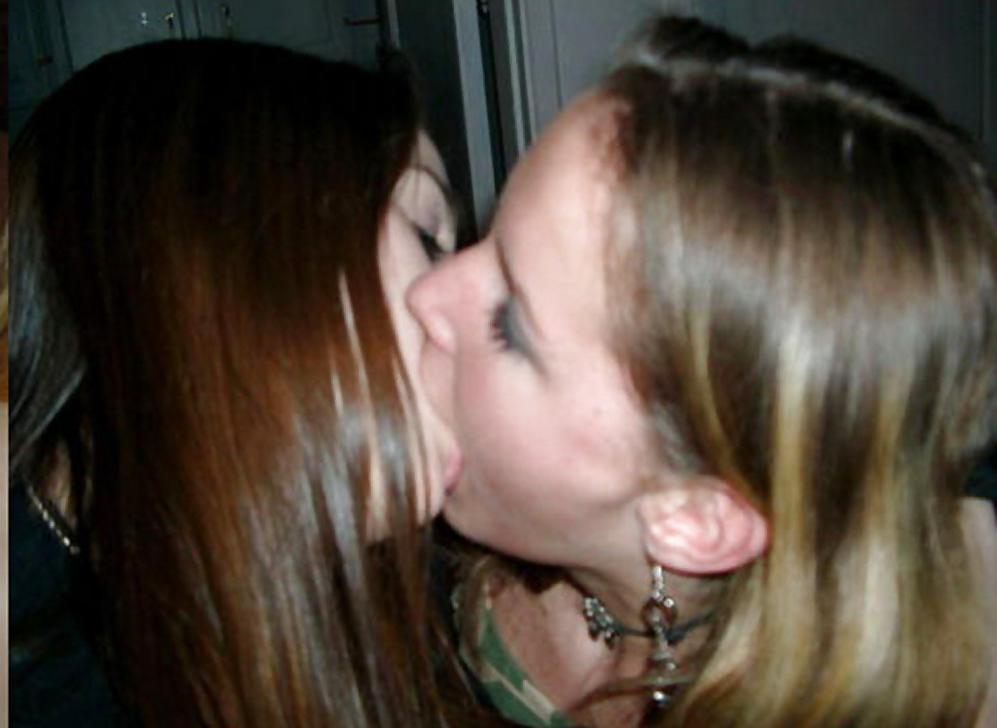 12P Kissing Girls 