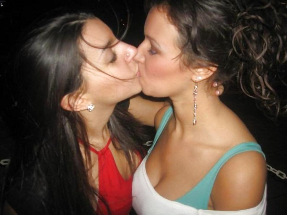 12P Kissing Girls 
