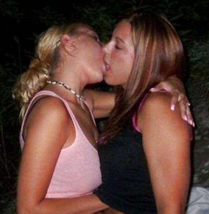 12P Kissing Girls 