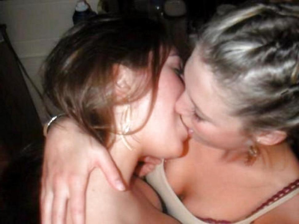 12P Kissing Girls 