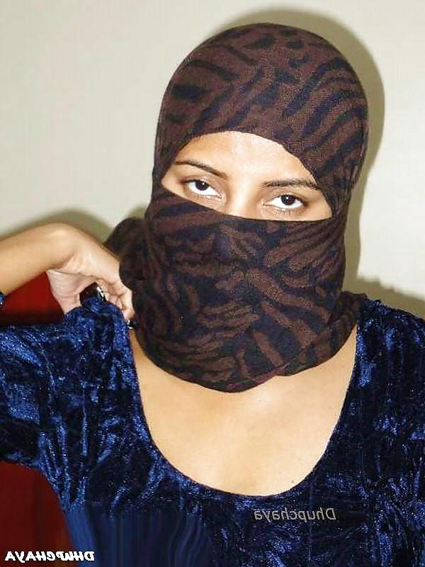10P DESI-MÄDCHEN IN MASKE