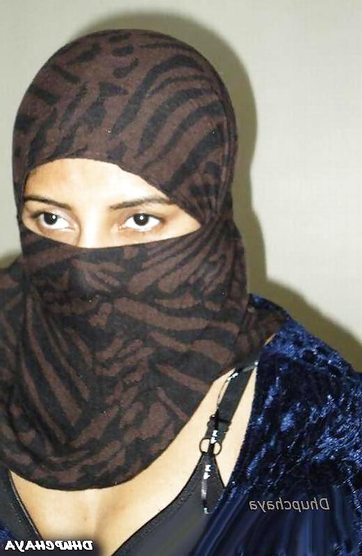 10P DESI-MÄDCHEN IN MASKE