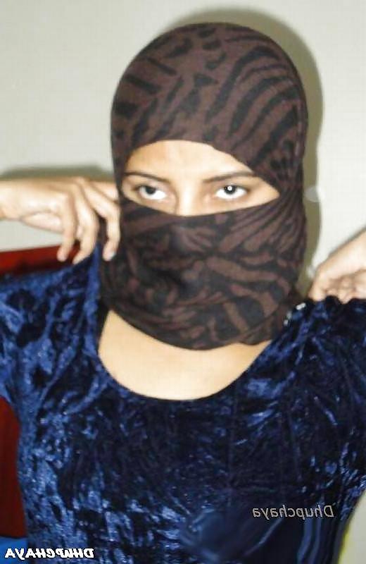 10P DESI-MÄDCHEN IN MASKE