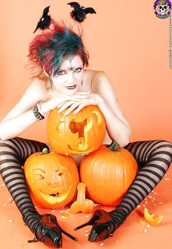 25P Halloween fun with pumpkins, jack-o-lanterns etc.