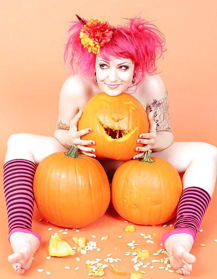 25P Halloween fun with pumpkins, jack-o-lanterns etc.