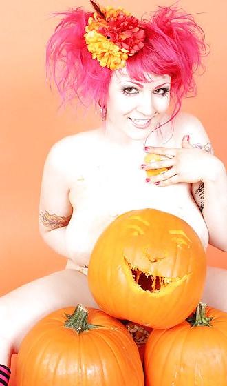 25P Halloween fun with pumpkins, jack-o-lanterns etc.