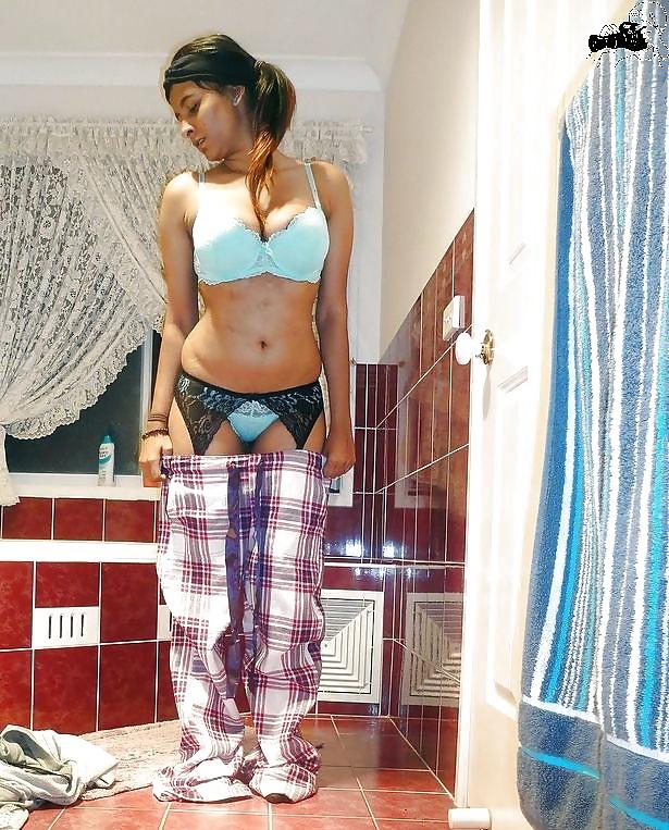12P Desi girl shaven puusy