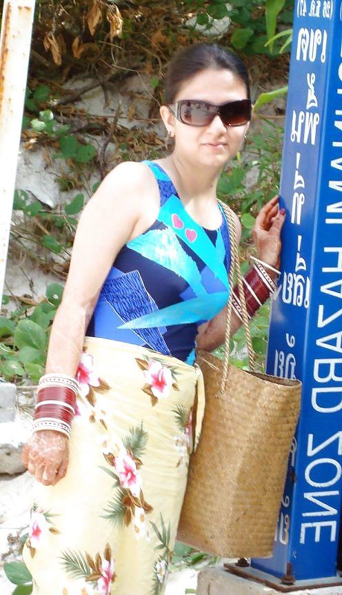 25P Desi girls in swuimsuits