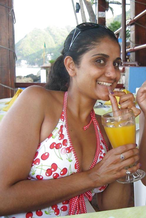 25P Desi girls in swuimsuits