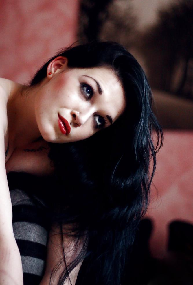 25P Ravishing gothic beauty with big pierced nipples