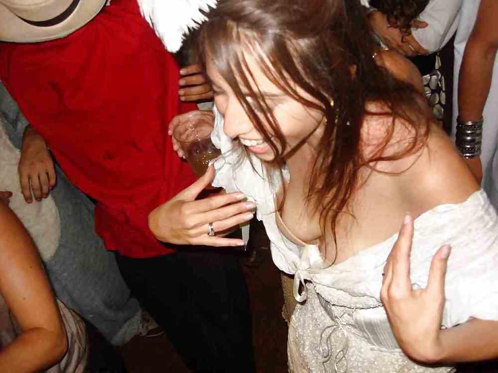 22P Downblouse Candid nipples
