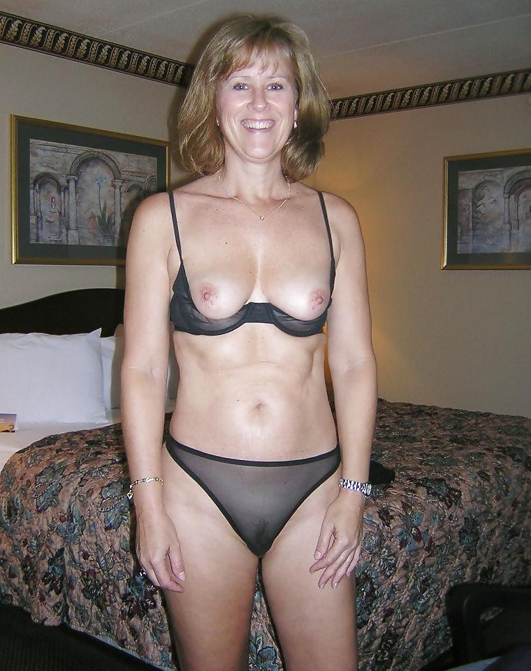 19P Mature amateur beauty Jenni.