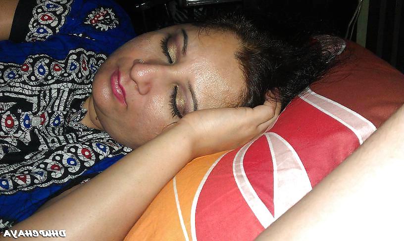 19P DESI BHABHI LAYING ON BED AND SHOW