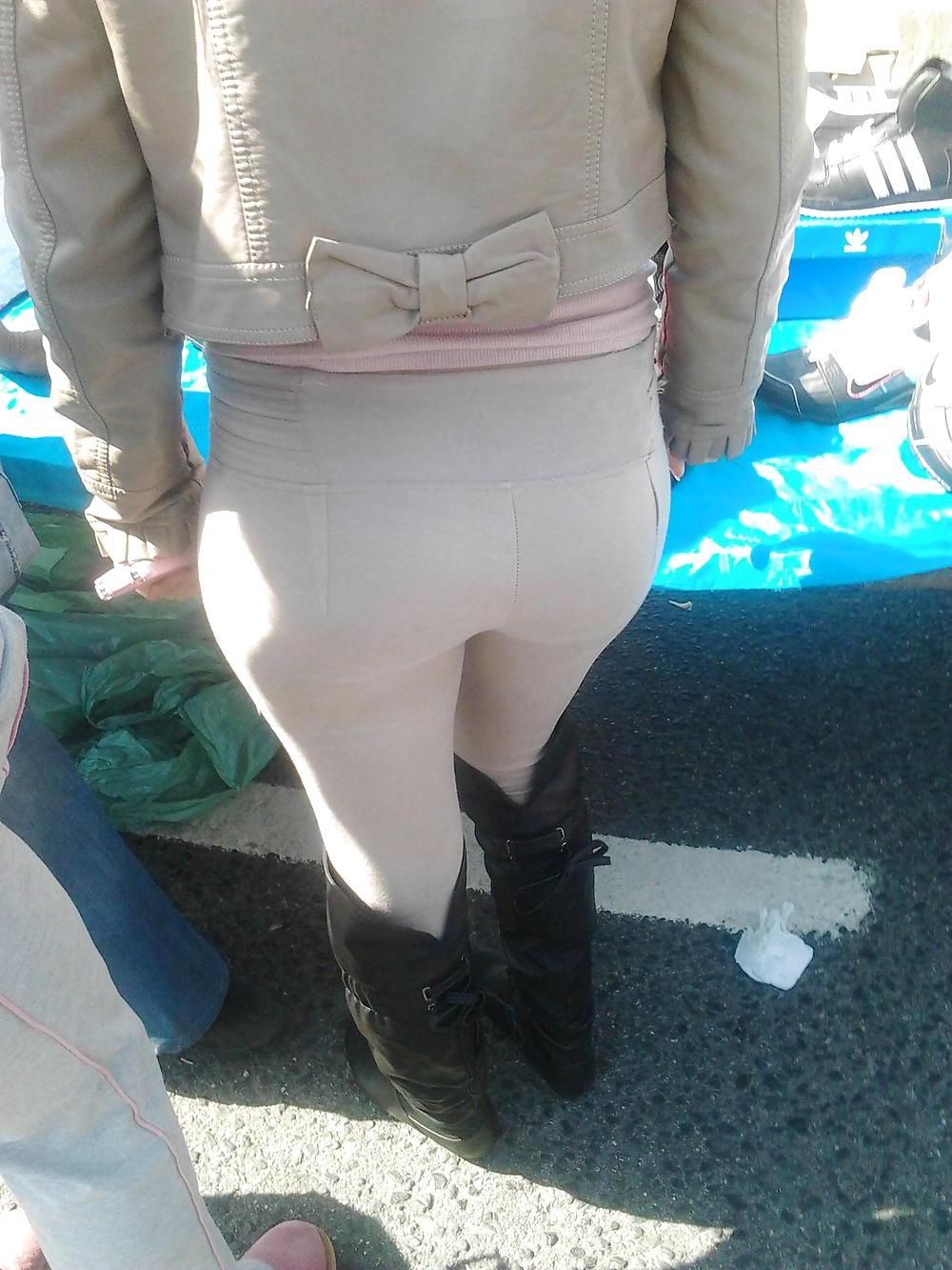 6P Montreal,  Canada - Waiting for Food, Nice Legging n Ass