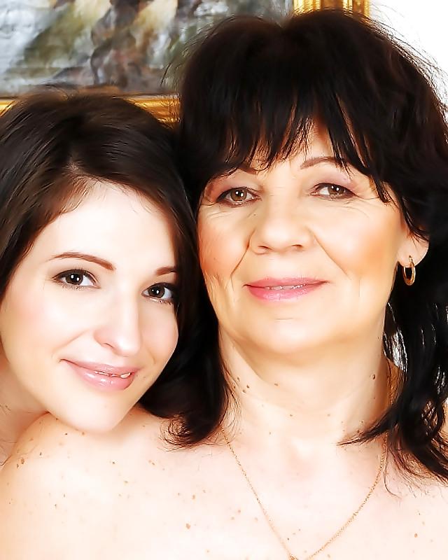12P Mom 'N Girl Lesbian Delights