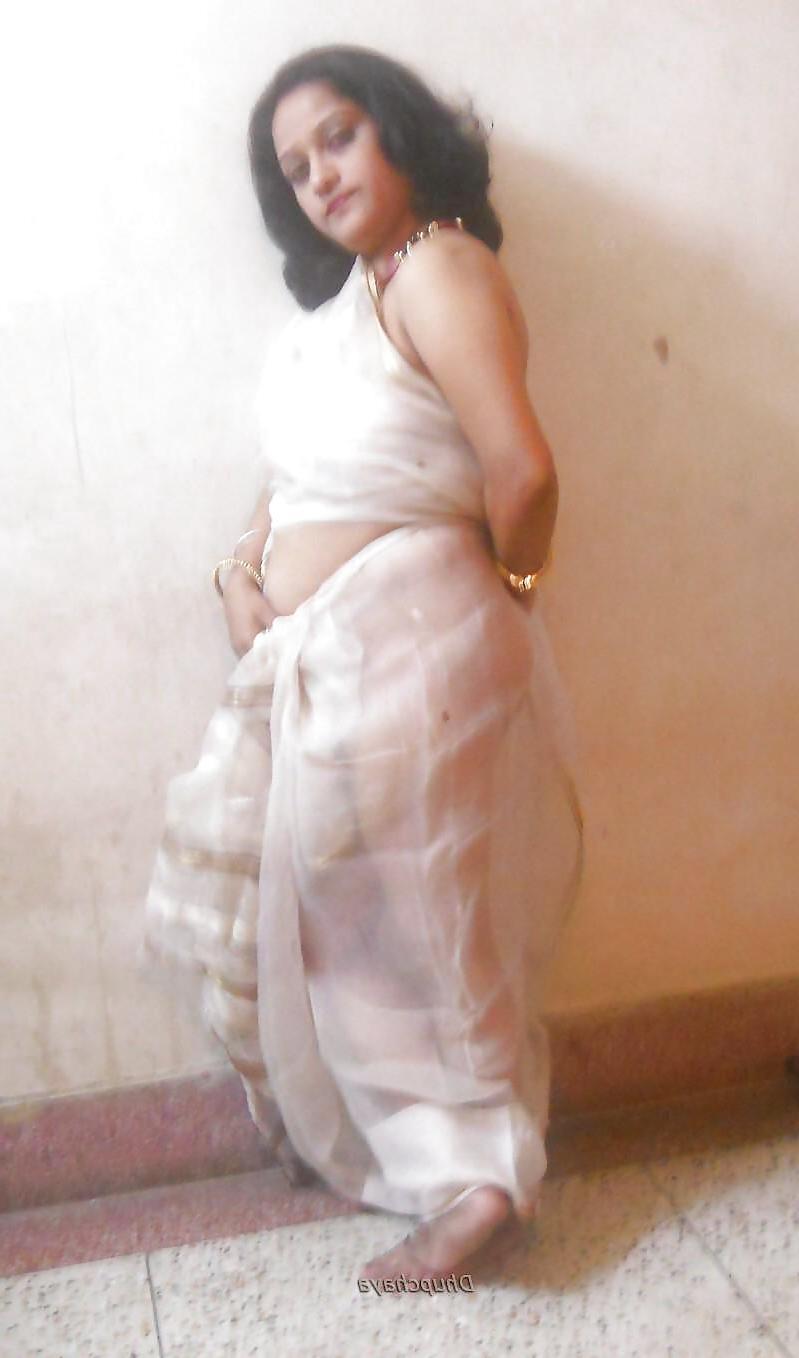 25P Desi Annika Aunty Nude Pictures