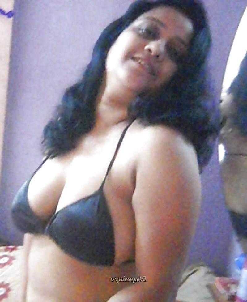 25P Desi Annika Aunty Nude Pictures