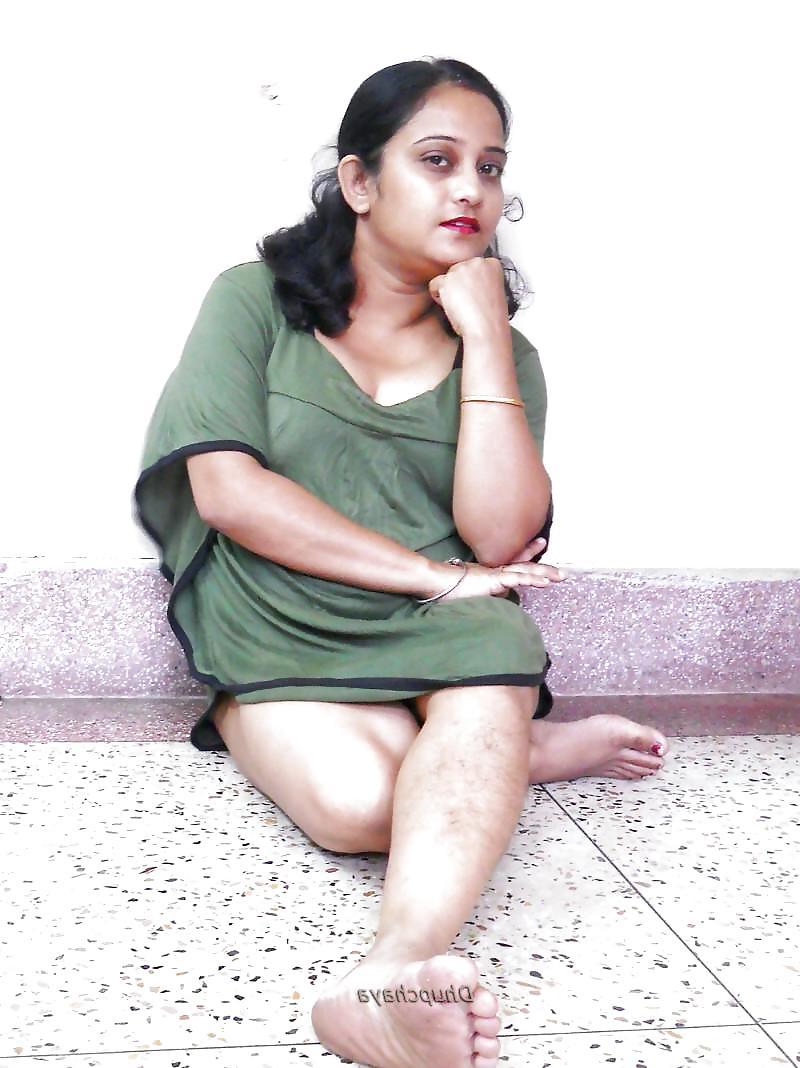 25P Desi Annika Aunty Nude Pictures