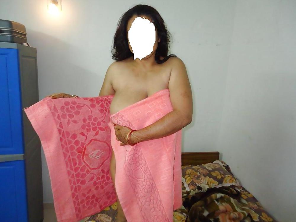 15P Desi Aunt 1.0