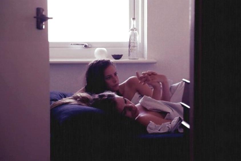 25P Hot Lesbian Love Photos