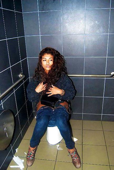 20P Teens on toilet