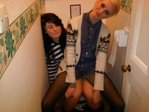 20P Teens on toilet