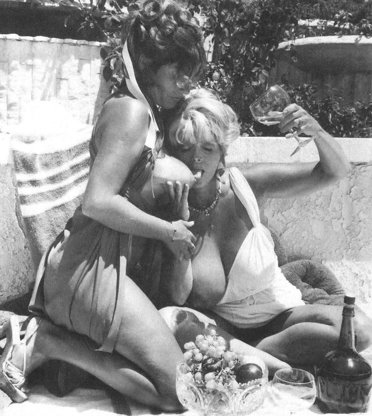 25P Candy Samples und Uschi Digart auf einer Terrasse