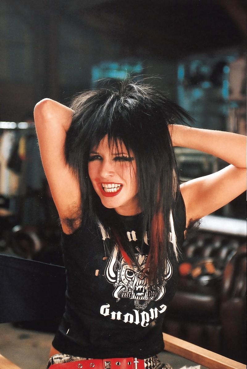 25P Singer Andrea Corr, oops, pokies, seethrough+other hot pics