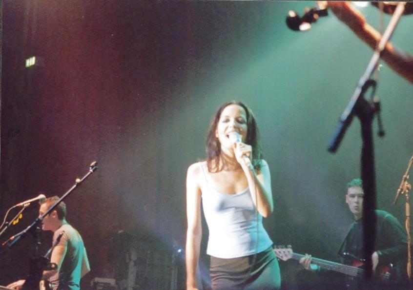 25P Singer Andrea Corr, oops, pokies, seethrough+other hot pics