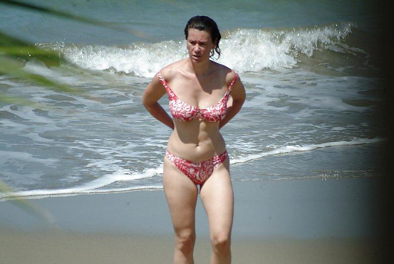 25P Older nudists on beach! Amateur!