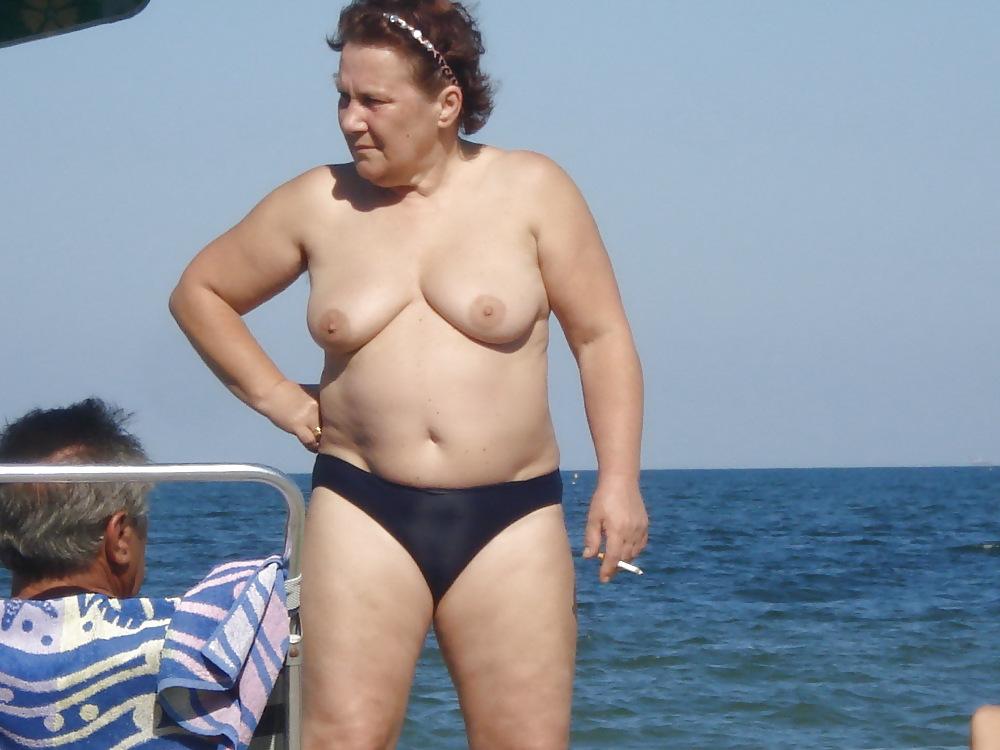 25P Older nudists on beach! Amateur!