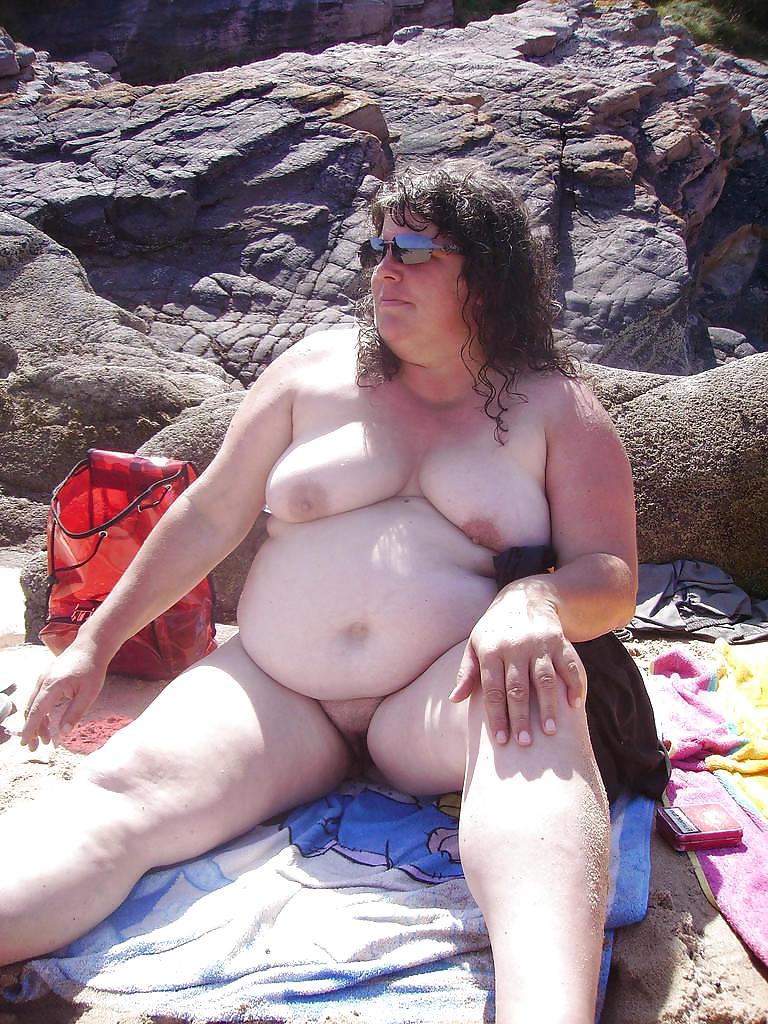 25P Older nudists on beach! Amateur!
