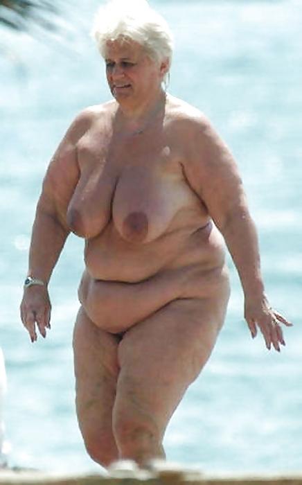 25P Older nudists on beach! Amateur!