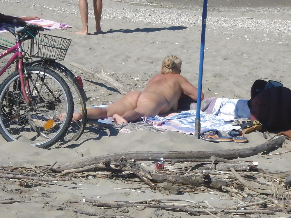 25P Older nudists on beach! Amateur!