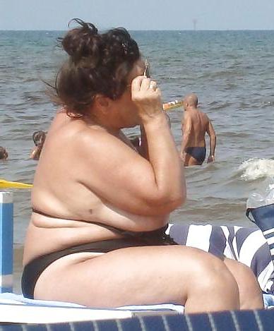 25P Older nudists on beach! Amateur!