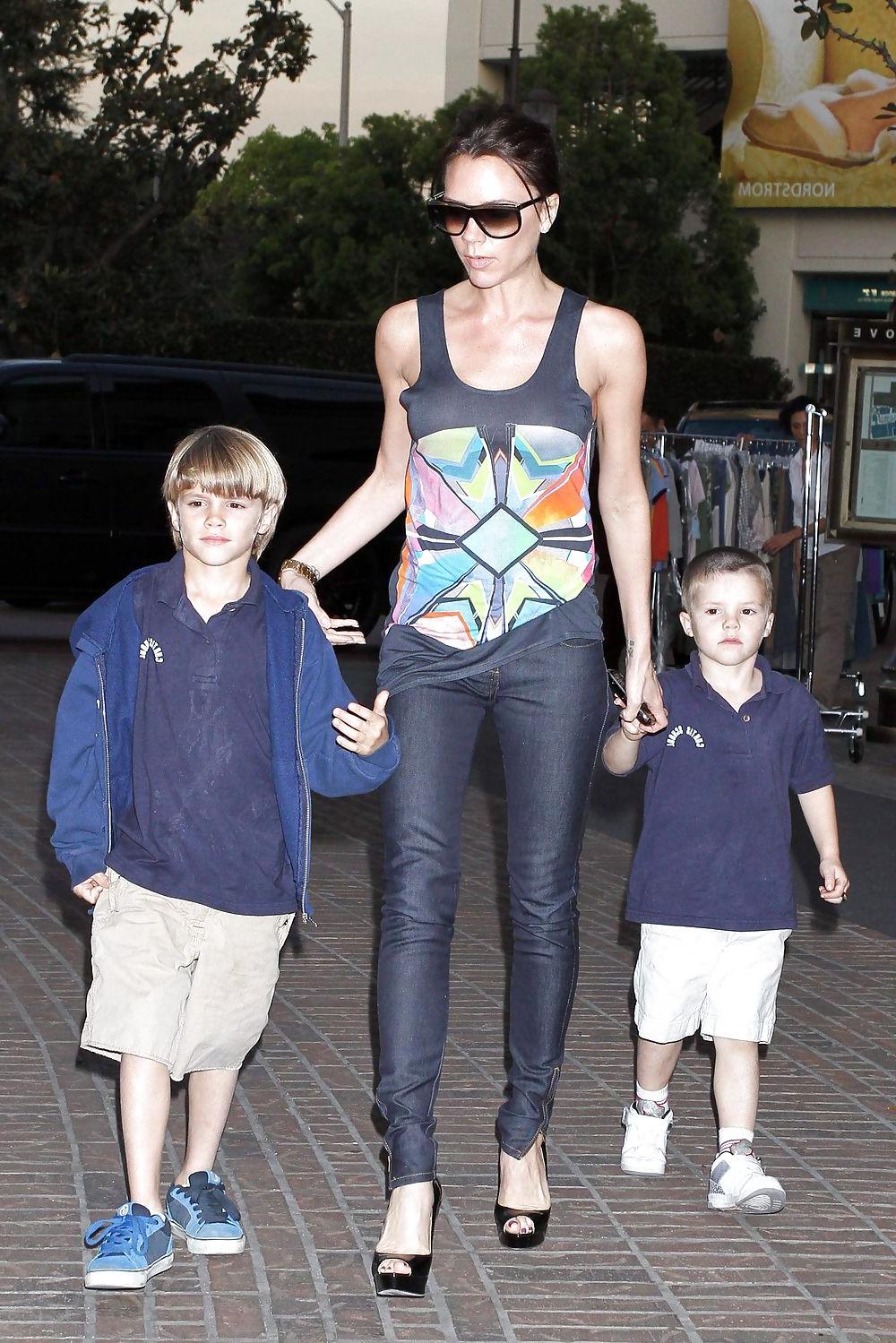 25P Victoria Beckham Foot Pics