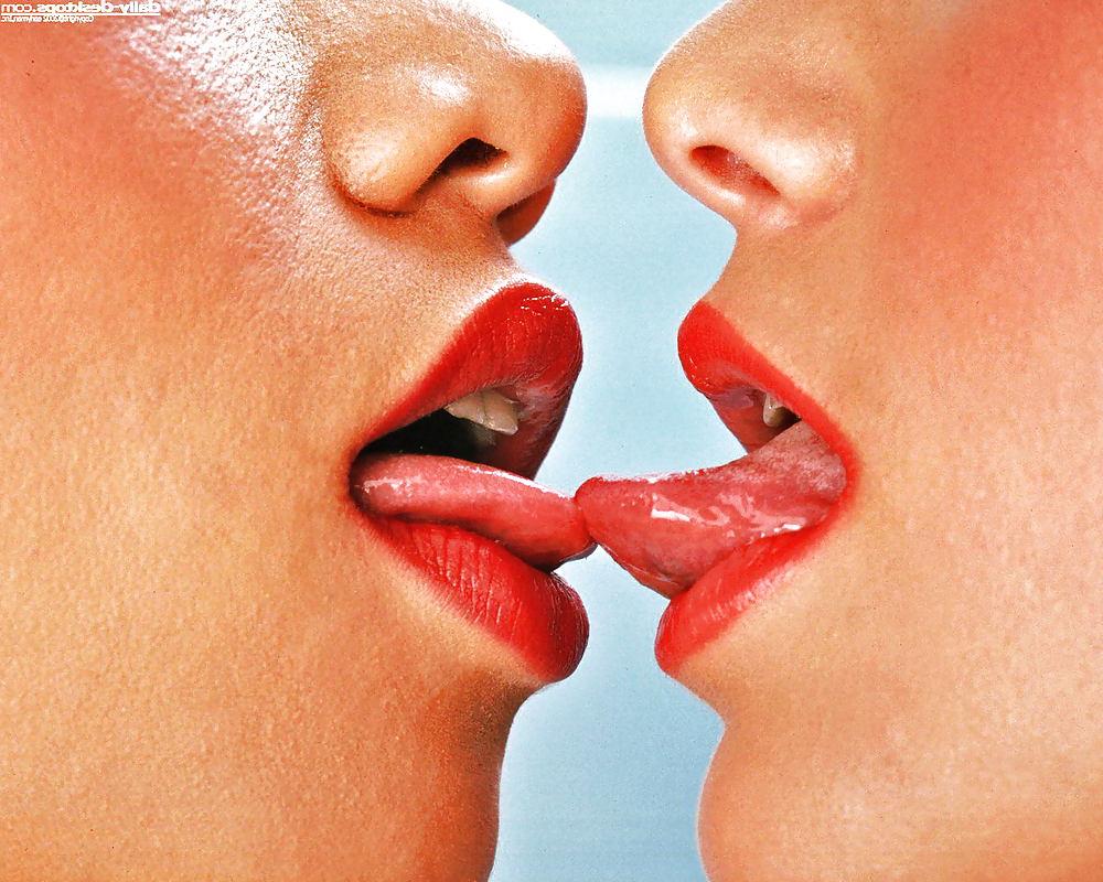 25P Girls Kissing 2