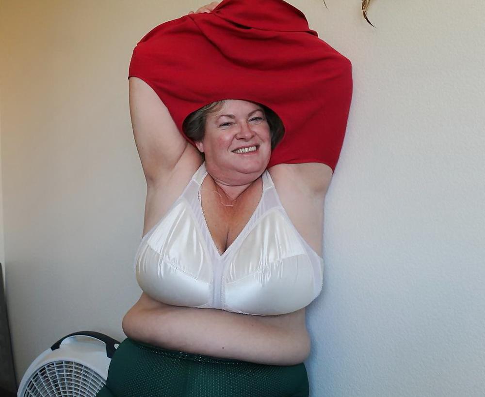 25P Big bras on mature women's!