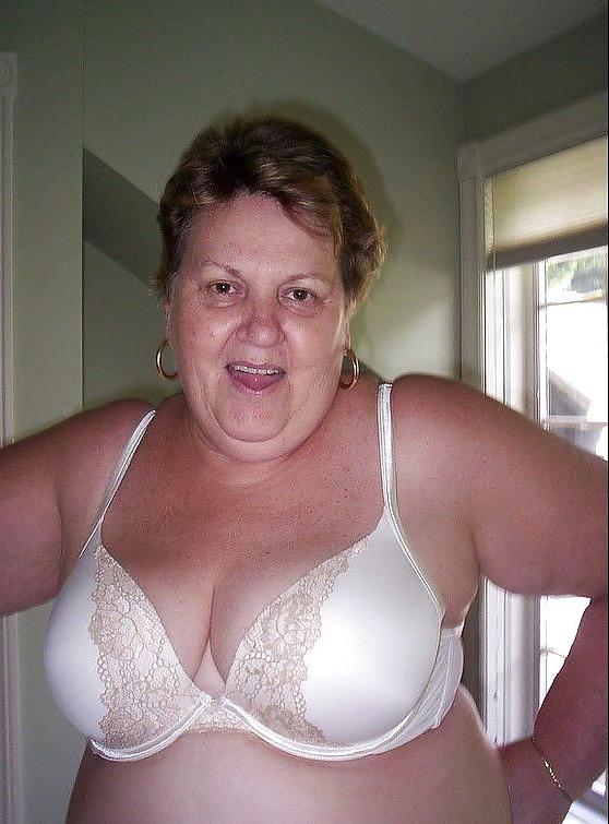 25P Big bras on mature women's!