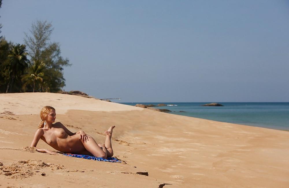 15P Die heiße Blondine Lizi posiert an einem Sandstrand