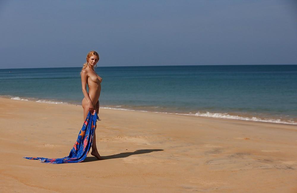 15P Die heiße Blondine Lizi posiert an einem Sandstrand