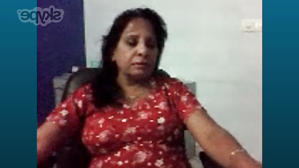 9P Desi Aunty Showing off