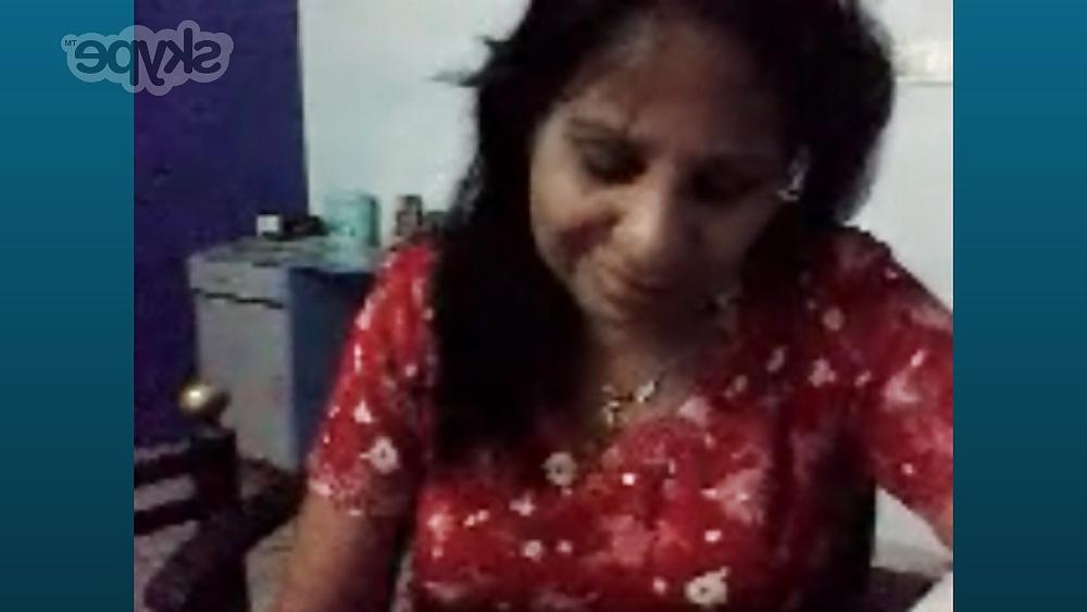 9P Desi Aunty Showing off