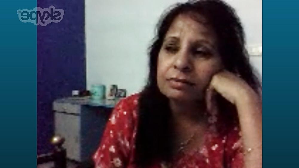 9P Desi Aunty Showing off