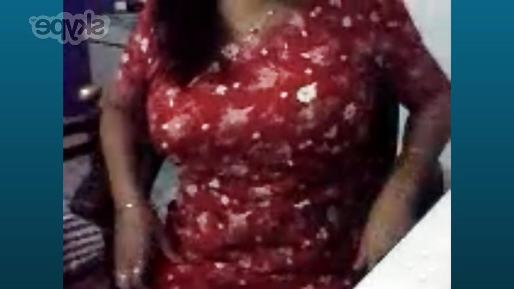 9P Desi Aunty Showing off