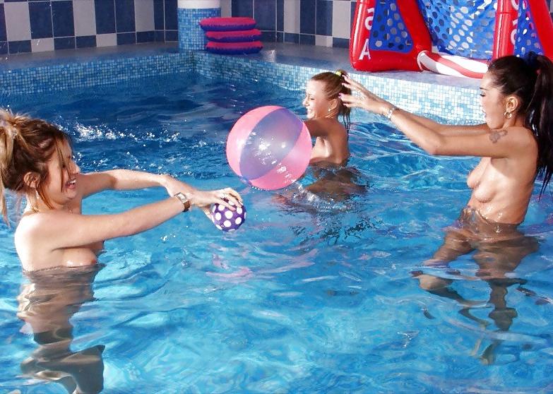 25P THREESOME HOT LESBIANS