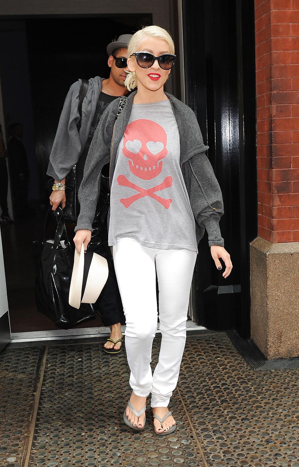 25P Christina Aguilera Foot Pics